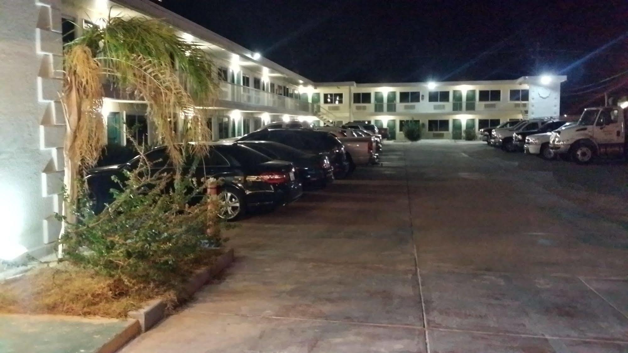 Desert Mirage & Suites Motel