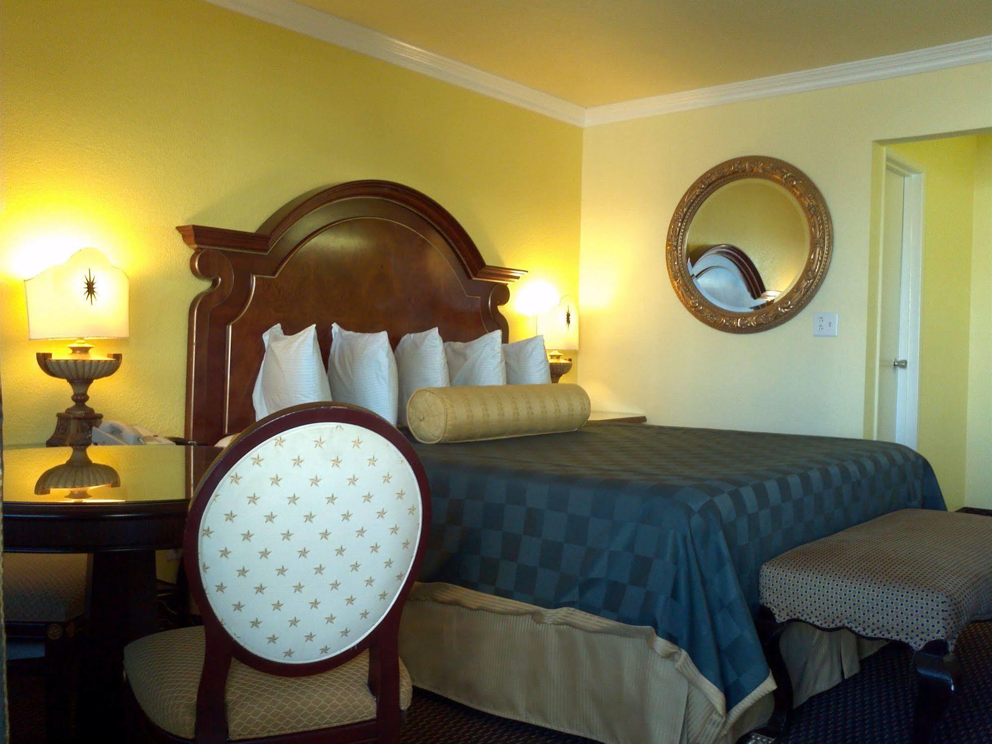 Desert Mirage & Suites Motel 2*